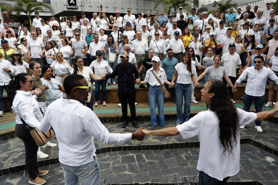 Se movilizan en Colombia tras atentado contra el senador Miguel Uribe Turbay