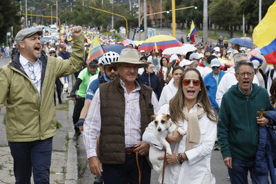 Se movilizan en Colombia tras atentado contra el senador Miguel Uribe Turbay
