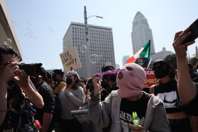 Crecen redadas y protestas en Los Angeles