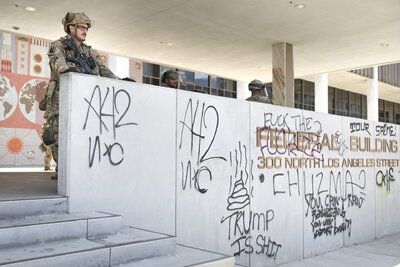 Crecen redadas y protestas en Los Angeles