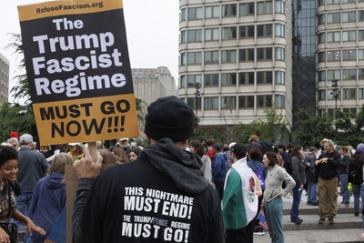 Crecen redadas y protestas en Los Angeles