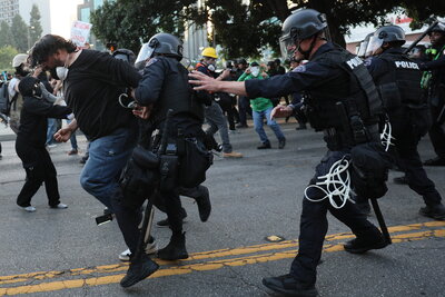 Crecen redadas y protestas en Los Angeles
