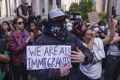 Protestas contra redadas migratorias se extienden por todo Estados Unidos