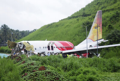Avión con 242 personas se estrella contra residencia estudiantil en la India