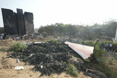 Avión con 242 personas se estrella contra residencia estudiantil en la India