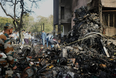Avión con 242 personas se estrella contra residencia estudiantil en la India