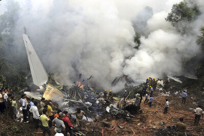 Avión con 242 personas se estrella contra residencia estudiantil en la India
