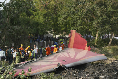 Avión con 242 personas se estrella contra residencia estudiantil en la India