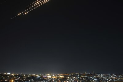 Irán contraataca a Israel tras asesinato de altos mandos militares y científicos