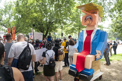 Multitudinarias manifestaciones en EUA 'No Kings'