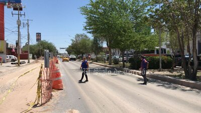 Esta mañana comenzaron a verse algunas labores de retiro de árboles que se localizan en el camellón del bulevar Independencia, para permitir la construcción del paso inferior vehicular del sistema vial Abastos-Independencia de esta ciudad.

De acuerdo con el diagnóstico de dependencias involucradas en la obra, son 47 árboles los que se van a talar, por lo que estas labores ya se llevan a cabo, sobre todo en el caso de los que ya están más dañados.