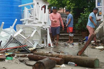 EUM20250619NAC15.JPG
OAXACA, Oax. Hurricane/Huracán-Oaxaca.- Jueves, 19 de junio de 2025. Elementos de la Marina ayudan en trabajos de limpieza y sacar embarcaciones enterradas en la playa, luego del paso del huracán 'Erick'. Foto: Agencia EL UNIVERSAL/Edwin Hernández/EMG