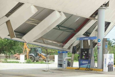 Huracán Erick ocasiona daños tras tocar tierra en Oaxaca