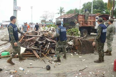 EUM20250619NAC14.JPG
OAXACA, Oax. Hurricane/Huracán-Oaxaca.- Jueves, 19 de junio de 2025. Elementos de la Marina ayudan en trabajos de limpieza y sacar embarcaciones enterradas en la playa, luego del paso del huracán 'Erick'. Foto: Agencia EL UNIVERSAL/Edwin Hernández/EMG