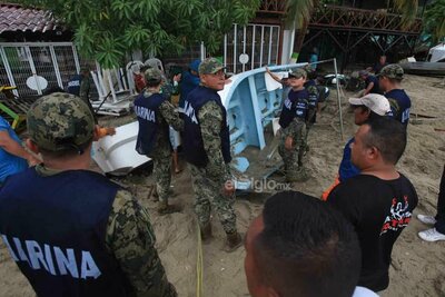 EUM20250619NAC12.JPG
OAXACA, Oax. Hurricane/Huracán-Oaxaca.- Jueves, 19 de junio de 2025. Elementos de la Marina ayudan en trabajos de limpieza y sacar embarcaciones enterradas en la playa, luego del paso del huracán 'Erick'. Foto: Agencia EL UNIVERSAL/Edwin Hernández/EMG
