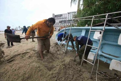 EUM20250619NAC13.JPG
OAXACA, Oax. Hurricane/Huracán-Oaxaca.- Jueves, 19 de junio de 2025. Elementos de la Marina ayudan en trabajos de limpieza y sacar embarcaciones enterradas en la playa, luego del paso del huracán 'Erick'. Foto: Agencia EL UNIVERSAL/Edwin Hernández/EMG