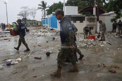 Huracán Erick ocasiona daños tras tocar tierra en Oaxaca