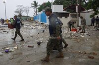 Huracán Erick ocasiona daños tras tocar tierra en Oaxaca