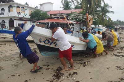 Huracán Erick ocasiona daños tras tocar tierra en Oaxaca