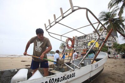 Huracán Erick ocasiona daños tras tocar tierra en Oaxaca