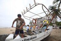 Huracán Erick ocasiona daños tras tocar tierra en Oaxaca
