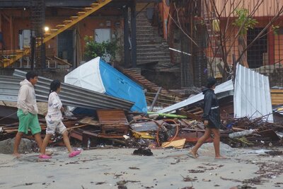Huracán Erick ocasiona daños tras tocar tierra en Oaxaca