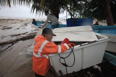Huracán Erick ocasiona daños tras tocar tierra en Oaxaca