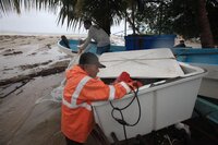 Huracán Erick ocasiona daños tras tocar tierra en Oaxaca