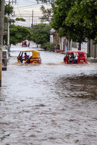 MEX5952. JUCHITÁN (MÉXICO), 19/06/2025.- Vehículos transitan por una calle inundada este jueves, en Juchitán (México). El ciclón Erick, el primero de la temporada 2025 en el Pacífico mexicano, tocó tierra como huracán categoría 3 y se degradó a tormenta tropical tras su paso por el estado de Guerrero, en el sur de México, dejando afectaciones materiales pero sin registrar pérdidas humanas. EFE/ Luis Villaobos
