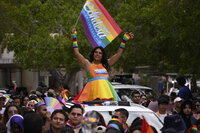 Cientos toman las calles para celebrar el Día del Orgullo LGBTI