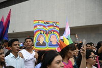 Cientos toman las calles para celebrar el Día del Orgullo LGBTI