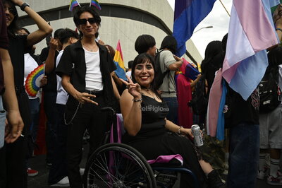 Cientos toman las calles para celebrar el Día del Orgullo LGBTI