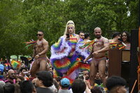 Cientos toman las calles para celebrar el Día del Orgullo LGBTI