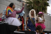 Cientos toman las calles para celebrar el Día del Orgullo LGBTI