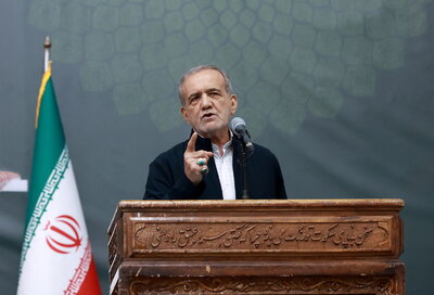 TEHRAN (IRAN(Islamic Republic Of)), 03/06/2025.- A handout photo made available by the Iranian presidential office shows Iranian President Masoud Pezeshkian speaking during a ceremony on the occasion of the 36th death anniversary of Ayatollah Ruhollah Khomeini at the Khomeini shrine in Tehran, Iran, 03 June 2025. On 02 June 2025, Trump stated he ruled out allowing Iran to enrich uranium under a potential new nuclear deal between Iran and the US. According to the IRNA news agency, Pezeshkian said on 03 June 2025, that Iran would not accept this condition and would not relinquish its peaceful right to enrich uranium. (Teherán) EFE/EPA/IRANIAN PRESIDENTIAL OFFICE / HANDOUT HANDOUT EDITORIAL USE ONLY/NO SALES
