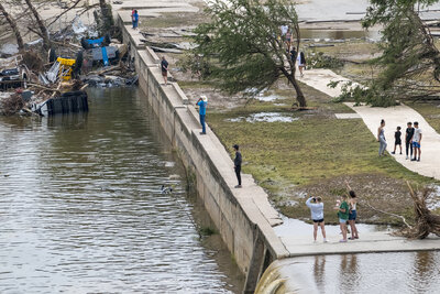 Fuertes lluvias dejan decenas de desaparecidos y muertos en Texas