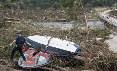 Fuertes lluvias dejan decenas de desaparecidos y muertos en Texas