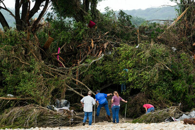 Fuertes lluvias dejan decenas de desaparecidos y muertos en Texas