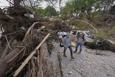 Inundaciones en Texas dejan más de 100 muertos y más de 160 desaparecidos