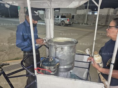Entre laguneros nos apoyamos, dice abuelito vendedor de tamales que se viralizó durante lluvias