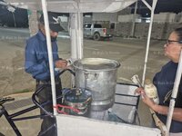 Entre laguneros nos apoyamos, dice abuelito vendedor de tamales que se viralizó durante lluvias