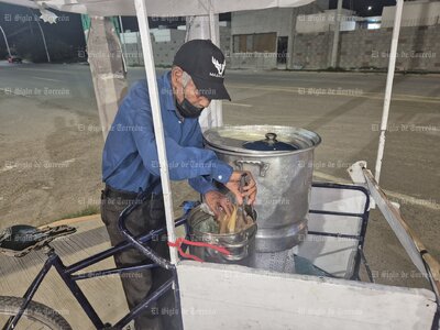 Entre laguneros nos apoyamos, dice abuelito vendedor de tamales que se viralizó durante lluvias