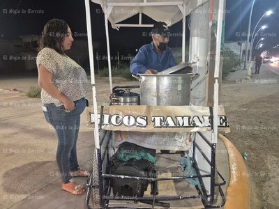 Entre laguneros nos apoyamos, dice abuelito vendedor de tamales que se viralizó durante lluvias