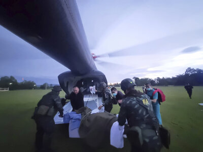 Esta foto publicada por el Ejército Real Tailandés muestra a un soldado tailandés herido tras pisar una mina terrestre mientras es trasladado en helicóptero a un hospital en la provincia de Ubon Ratchathani, Tailandia, el miércoles 23 de julio de 2025. (Ejército Real Tailandés vía AP)