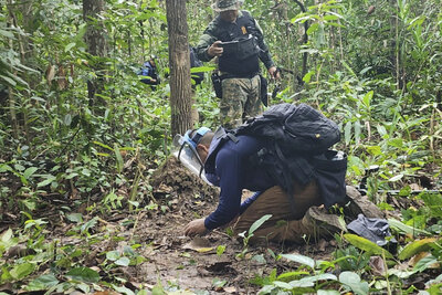 Foto difundida por el ejército tailandés que muestra a soldados tailandeses inspeccionando un área fronteriza en la provincia Ubon Ratchathani donde según los militares, fueron halladas dos minas. (Foto del ejército tailandés via AP)