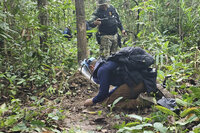 Esta foto publicada por el Ejército Real Tailandés muestra a un soldado tailandés herido tras pisar una mina terrestre mientras es trasladado en helicóptero a un hospital en la provincia de Ubon Ratchathani, Tailandia, el miércoles 23 de julio de 2025. (Ejército Real Tailandés vía AP)