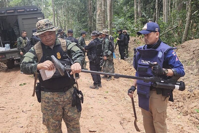 En esta fotografía publicada por las Reales Fuerzas Armadas de Tailandia, soldados revisan una zona fronteriza el domingo 20 de julio de 2025, en la provincia de Ubon Ratchathani, donde el ejército informó que se encontraron minas terrestres. (Reales Fuerzas Armadas de Tailandia vía AP)