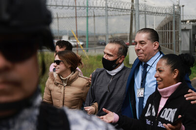Israel Vallarta sale del penal del Altiplano tras casi 20 años preso sin sentencia