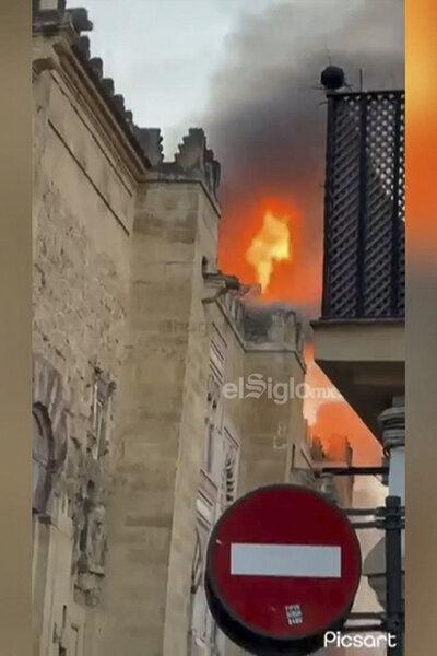 CÓRDOBA, 08/08/2025.- El incendio declarado este viernes en el interior de la Mezquita-Catedral de Córdoba, Patrimonio de la Humanidad, originado en una de las capillas y que se ha extendido hasta las cubiertas, ya está acotado y en proceso de extinción, según han informado a EFE fuentes del Cabildo Catedral. El fuego se habría originado sobre las 21:15 horas en una capilla ubicada en las naves de Almanzor y que se estaba utilizando como almacén de la maquinaria que se usa habitualmente en el templo, aunque se desconocen las causas que han originado las llamas. EFE/Captura de vídeo cedido por los usuarios de X Hugo Piña y Enrique Lancis SOLO USO EDITORIAL/SOLO DISPONIBLE PARA ILUSTRAR LA NOTICIA QUE ACOMPAÑA (CRÉDITO OBLIGATORIO)
