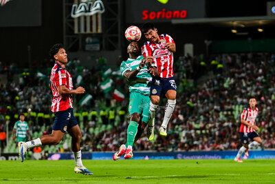 Santos Laguna derrota por la mínima a Chivas en el Corona